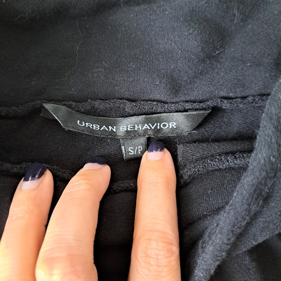 Urban Behavior Black Skirt w/ Pockets - Picture 3 of 4